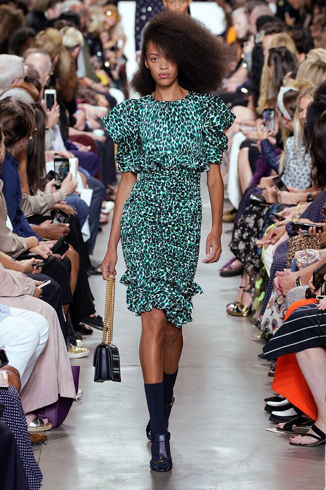 LOOK 37 - KELLY GREEN LEOPARD SATIN JACQUARD RUCHED PUFF-SHOULDER DRESS, MONOGRAMME CHAIN BAG