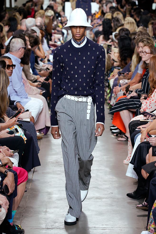 LOOK 39 - MIDNIGHT/SILVER ANCHOR EMBROIDERED CASHMERE PULLOVER, WHITE POPLIN SHIRT, BANKER MÉLANGE/WHITE PINSTRIPE STRETCH TROPICAL WOOL PLEATED TROUSER