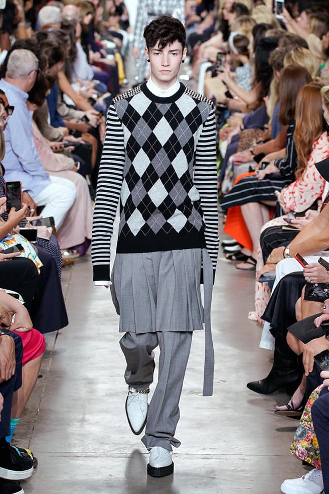 LOOK 66 - BLACK/HEATHER GREY ARGYLE/STRIPE CASHMERE PULLOVER WITH STUD EMBROIDERY, WHITE POPLIN SHIRT, BANKER MÉLANGE STRETCH TROPICAL WOOL KILT TROUSER